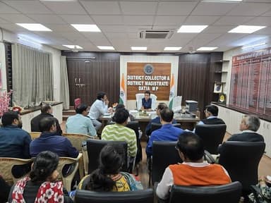 स्वास्थ्य सेवाओं की समीक्षा बैठक
------
कलेक्टर श्री स्वप्निल वानखड़े की अध्यक्षता में आज कलेक्टर चैंबर में स्वास्थ्य विभ...