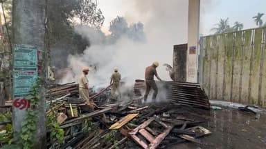 বারুইপুর বংশী বটতলায় কাঠের দোকানে বিধ্বংসী আগুন, আগুনে বশীভূত তিনটি দোকান
#BreakingNews #firebrigade #বারুপুরবার্তা