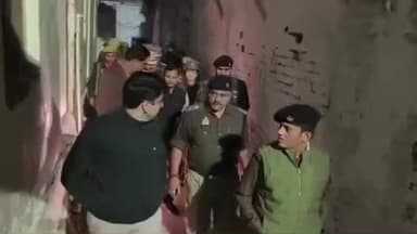 हाथरस: दिल्ली हमले के बाद जिले में हाई अलर्ट, DM और SP ने हाथरस सिटी रेलवे स्टेशन व दाऊजी मंदिर पर किया गश्त