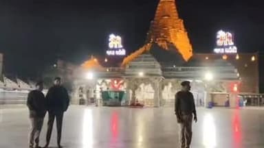 દાંતા: દિલ્હીમાં બ્લાસ્ટ થતા અંબાજી મંદિરમાં સઘન તપાસ કરાઈ કડક સુરક્ષા વ્યવસ્થા ગોઠવાઈ રાતોરાત પોલીસ છાવણીમાં ફેરવાયું મંદિર