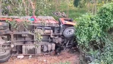 ಮಳವಳ್ಳಿ: ರಸ್ತೆ ಬದಿಯ ಹಳ್ಳಕ್ಕೆ ಉರುಳಿಬಿದ್ದ ಬಿಸ್ಕೇಟ್ ತುಂಬಿಕೊಂಡು ಹೋಗುತ್ತಿದ್ದ ಗೂಡ್ಸ್ ಟೆಂಪೋ, ತಾಲ್ಲೂಕಿನ ಕನ್ನಹಳ್ಳಿ ಬಳಿ ನಡೆದ ಘಟನೆ