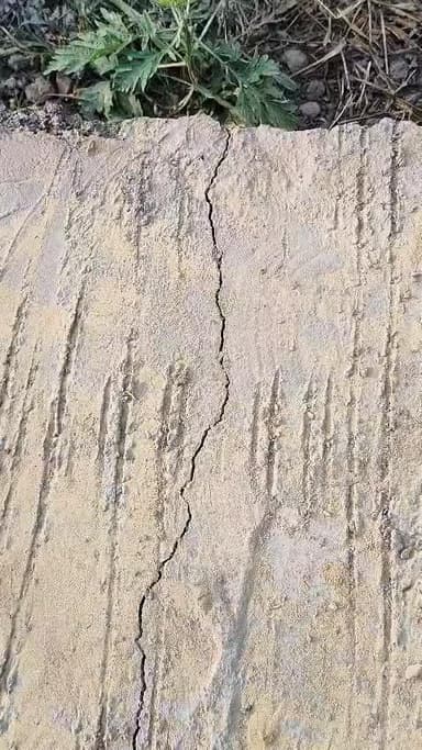 gram kataripura me Nai sadak ka kam chal raha hai lekin vah sadak ek din pahle bani thi vah sadak me drar aa gai h