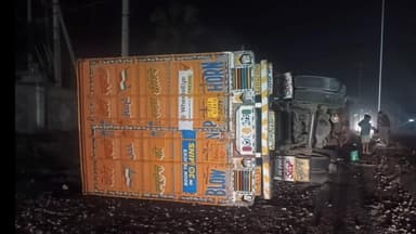 గోవిందరావుపేట: పసరలో డివైడర్ను ఢీకొని బోల్తా పడిన లారీ