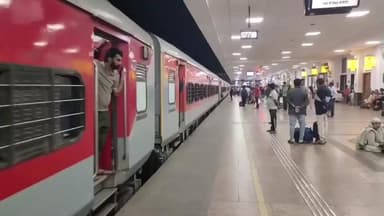 વડોદરા પૂર્વ: દિલ્લી બ્લાસ્ટ ઇફેક્ટ:અડધી રાત્રે રેલવે સ્ટેશન ખાતે અચાનક મુસાફરો ના સામાન અને વાહનો નું ચેકીંગ હાથ ધરાયું