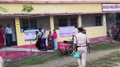 बिहार_विधानसभा_चुनाव–2025 के मद्देनज़र विधि-व्यवस्था सुदृढ़ बनाए रखने तथा भयमुक्त, निष्पक्ष एवं शांतिपूर्ण मतदान सुनिश्चित करने के उद्देश्य से पुलिस अधीक्षक, कटिहार द्वारा नगर थाना क्षेत्र अंतर्गत विभिन्न मतदान केंद्रों का निरीक्षण किया गय