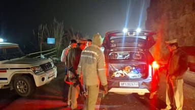 शामली में हाई अलर्ट पर पुलिस अमला
दिल्ली में लाल किले के पास हुए ब्लास्ट की घटना के पश्चात उत्तर प्रदेश में घोषित हाई अ...