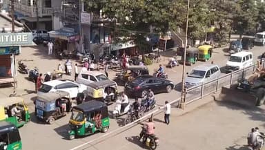 અંકલેશ્વર: અંકલેશ્વર શહેરના મુખ્ય માર્ગ ઉપર નવીનીકરણની કામગીરીને પગલે ટ્રાફિકજામ સર્જાતા વાહન ચાલકો અટવાયા હતા.