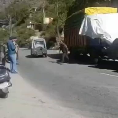 निचार: किन्नौर के निगुलसरी समीप सड़क से खराब हुई ट्रक को प्रशासन ने हटाया, वाहनों की आवाजाही में नहीं आई दिक्कत