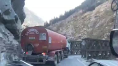 टापरी: किन्नौर के उरनी ढांक से आई तस्वीरें, तंग सड़क के कारण पुल पर बड़े वाहनों को मोड़ने में आ रही दिक्कत