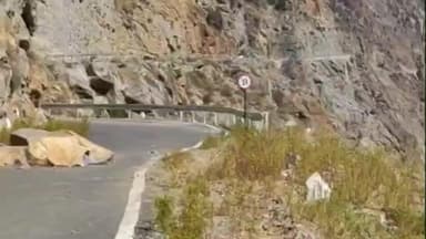 कल्पा: किन्नौर के शिल्टी सड़क मार्ग पर पहाड़ों से गिरे चट्टान व पत्थर, वाहन चालक बरतें एहतियात -जिप्र