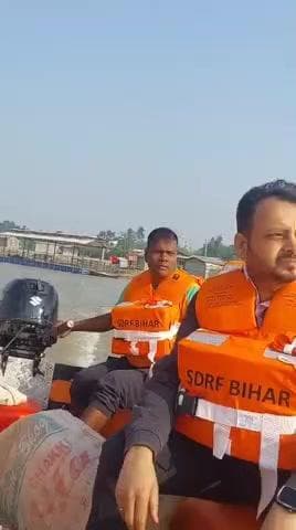 आज दिनांक-11.11.25 को बिहार विधानसभा चुनाव 2025 के मतदान को शांतिपूर्ण एवं सौहाद्रपूर्ण वातावरण में संपन्न कराने हेतु पुलिस अधीक्षक, कटिहार के निर्देशानुसार निरंतर नदी पेट्रोलिंग की जा रही है I
👉संदिग्ध स्थलों पर विशेष निगरानी रखी जा रही