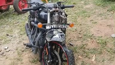 பொள்ளாச்சி: வடக்கிபாளையம் அருகே டிராக்ட் மீது பைக் மோதியதில் இளைஞர்கள் இருவர் உயிரிழந்தனர்