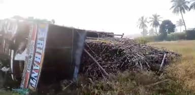 ರಬಕವಿ-ಬನಹಟ್ಟಿ: ಕಬ್ಬು ತುಂಬಿದ ಟ್ರ್ಯಾಕ್ಟರ್ ಪಲ್ಟಿ ಹೊಡೆಸಿ ರೈತರ ಆಕ್ರೋಶ, ಮಹಲಿಂಗಪುರ ಹೊಸಬೈಪಾಸ್ ಬಳಿ ಘಟನೆ