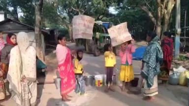 বিনপুর ১: পানীয় জলের দাবিতে পথ অবরোধ চাঁদাবিলা গ্ৰামে