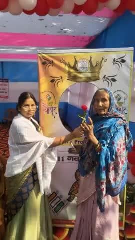 बिहार का महत्योहार #Phase2 #BiharElection2025
मतदान केंद्रों पर मतदाताओं का गुलाब के फूल से अभिवादन किया जा रहा है।
