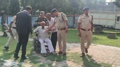 आज बिहार विधानसभा चुनाव 2025 का दूसरे चरण का मतदान कटिहार जिला में शांति और भय मुक्त माहौल में शुरू हो गया है. ....
जिला के विभिन्न बूथों पर शारीरिक रूप से असहाय व्यक्ति को CAPF एवं जिला बल द्वारा बूथ तक ले जाते हुए....