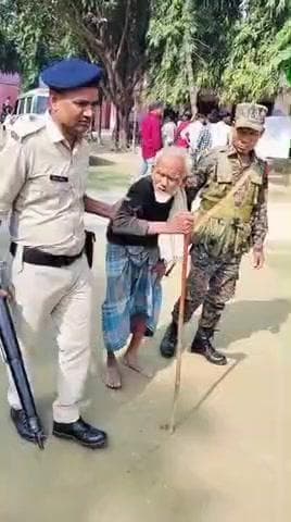 आज बिहार विधानसभा चुनाव 2025 का दूसरे चरण का मतदान कटिहार जिला में शांति और भय मुक्त माहौल में शुरू हो गया है. ....
जिला के विभिन्न बूथों पर शारीरिक रूप से असहाय व्यक्ति को CAPF एवं जिला बल द्वारा बूथ तक ले जाते हुए....