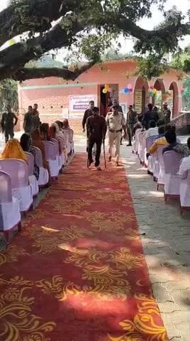 आज बिहार विधानसभा चुनाव 2025 का दूसरे चरण का मतदान कटिहार जिला में शांति और भय मुक्त माहौल में शुरू हो गया है. ....
जिला के विभिन्न बूथों पर शारीरिक रूप से असहाय व्यक्ति को CAPF एवं जिला बल द्वारा बूथ तक ले जाते हुए....