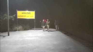 जलेसर: दिल्ली ब्लास्ट के बाद एटा पुलिस-प्रशासन ने बढ़ाई चौकसी, जलेसर SDM और CO ने SHO के साथ किया पैदल गश्त