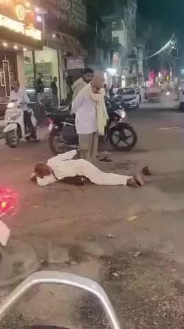 सीहोर नगर: शहर के पान चौराहा पर बीच सड़क लेटा व्यक्ति, वाहन चालक परेशान, वीडियो वायरल