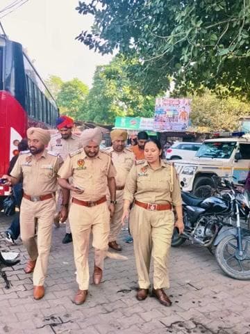 ਮਲੇਰਕੋਟਲਾ: ਐਸਐਸਪੀ ਦੇ ਹੁਕਮਾਂ ਤਹਿਤ ਸੁਰੱਖਿਆ ਵਿੱਚ ਕੀਤਾ ਵਾਧਾ ਰੇਲਵੇ ਸਟੇਸ਼ਨਾਂ ਤੇ ਬੱਸ ਸਟੈਂਡ ਵਿੱਚ ਸ਼ੱਕੀ ਵਿਅਕਤੀਆਂ ਦੀ ਕੀਤੀ ਚੈਕਿੰਗ।