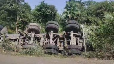 पाकुड़: पत्थर लदे ट्रेलर पलटी मारे जाने से चालक गम्भीर रूप से घायल #pakur #hiranpur #truck #accidnent