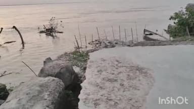 রতুয়া ১: নদী ভাঙ্গনের সব গেছে শ্রীকান্তটোলা গ্রামের, আজও দাঁড়িয়ে বাড়ির অবশিষ্ট অংশ,চাইছে ভাঙ্গন থেকে মুক্তি