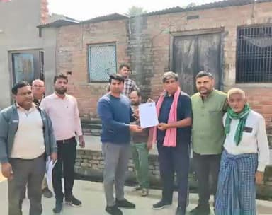 #आज एसडीएम पटियाली श्री प्रदीप कुमार विमल जी से चुनाव आयोग द्वारा लागू की गई SIR प्रक्रिया में वोट के कागज ग्रहण करते हुए।
अब्दुल हफीज गांधी