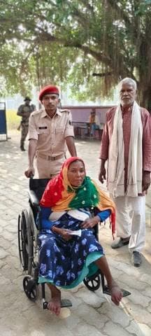 विधान सभा चुनाव 2025 के द्वितीय चरण व अंतिम चरण के मतदान के दौरान बुजुर्गों एवं दिव्यांगजनों की मदद के लिए कैमूर पुलिस है तैयार |
Bihar Police
#HainTaiyarHum