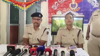 ଟିଟିଲାଗଡ: ଟିଟିଲାଗଡ଼ ଥାନାରେ ପୋଲିସ ପକ୍ଷରୁ ସାମ୍ବାଦିକ ସମ୍ମିଳନୀ - ନାବାଳିକାକୁ ଅପହରଣ ତଥା ଲୁଟ ଅଭିଯୋଗରେ ଗିରଫ ହେଲା ଅଭିଯୁକ୍ତ