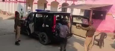 बदायूं: बदायूं के मटकुली गांव के पास शादी समारोह में खाना बनाने आ रहे कारीगरों की पिकअप डिवाइडर से टकराकर पलटी, 4 घायल