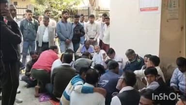 हापुड़: आवास विकास कॉलोनी में स्थित बिजली विभाग के SC ऑफिस पर संविदा कर्मचारियों ने वेतन कम मिलने को लेकर किया धरना प्रदर्शन