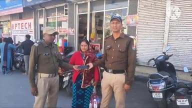 पिथौरागढ़: अटैक तिराहे के पास मिला मोबाइल, यातायात पुलिस ने लौटाया मोबाइल स्वामी को