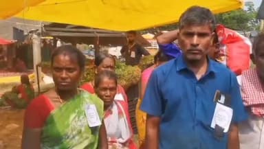 அறந்தாங்கி: வார சந்தையில் கருப்பு கொடி கட்டி வியாபாரம் செய்த வியாபாரிகள் தற்காலிக பேருந்து நிலையத்தை மாற்ற கோரிக்கை