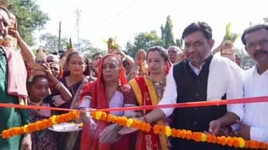 તાલાળા: તાલાલાગીરના ઘુસીયા ગામે પૂર્વ સરપંચે પિતાના નામે પ્રવેશદ્વાર નુ ભવ્ય રીતે લોકાર્પણ કરી ગામને સમપીઁત કરેલ અગ્રણીઓની હાજરી