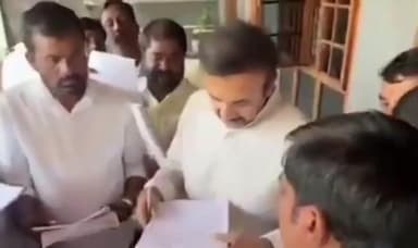 ఎల్లారెడ్డి: ఎమ్మెల్యే క్యాంప్ కు, పలు సమస్యలతో వచ్చిన ప్రజల ఆర్జీలను స్వీకరించి, అధికారులతో మాట్లాడి పరిష్కరించిన, MLA మదన్ మోహన్