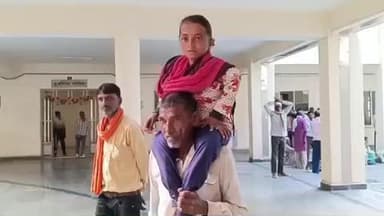 दतिया नगर: दतिया: कॉलेज तक पिता के कंधों पर आई छात्रा ने स्कूटी के लिए कलेक्टर से लगाई गुहार