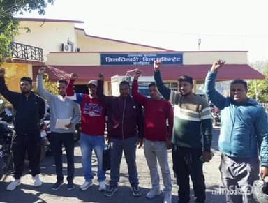 बागेश्वर: भैरूचौबट्टा के ग्रामीणों ने शिक्षा, सड़क और पानी की मांग को लेकर डीएम कार्यालय में किया प्रदर्शन