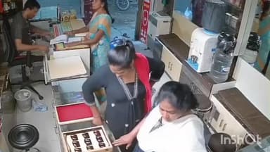 மேட்டுப்பாளையம்: மேட்டுப்பாளையத்தில் நகை கடையில் நகையை திருடிவிட்டு கவரிங் நகை வைத்துச் சென்ற இரண்டு பெண்களை போலீசார் தேடி வருகின்றனர்