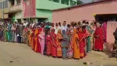 झाझा: झाझा प्रखण्ड क्षेत्र में शांतिपूर्ण मतदान किया जा रहा है, महिला मतदाता बढ़-चढ़कर ले रही हैं हिस्सा