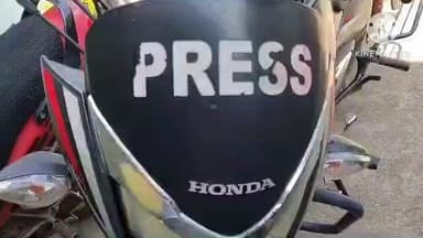 హిందూపురంలో అనధికారికంగా వాహనాలపై ప్రెస్ స్టిక్కర్లు వేసుకుని తిరుగుతున్న వారిపై చర్యలు తీసుకుంటామని డిఎస్పీ హెచ్చరిక