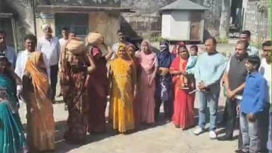 रामगंजमण्डी: रामगंजमंडी में पेयजल संकट को लेकर महिलाओं ने मटकी फोड़कर किया प्रदर्शन, सहायक अभियंता को सुनाई खरी-खोटी