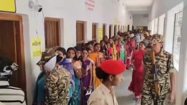 हुलासगंज: हुलासगंज के सभी मतदान केंद्रों पर मतदान जारी, 45.08% मतदान हुआ, लोगों में उत्साह