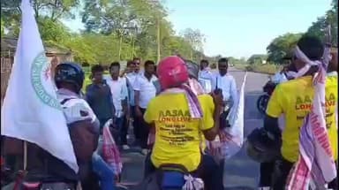 তিনিচুকীয়া: সদৰত প্ৰিয় শিল্পী জুবিন গাৰ্গৰ ন্যায় তথা জনজাতিকৰণৰ দাবীত আদিবাসী ছাত্ৰ সন্থাৰ বাইক ৰেলী বাহিৰ