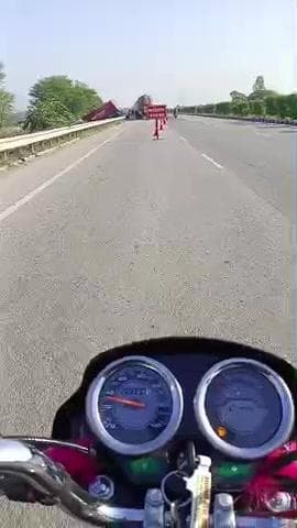 gosunda dem घोसुंडा डेम के पास फोर लेन पर गाडी डिवाइडर कूदी