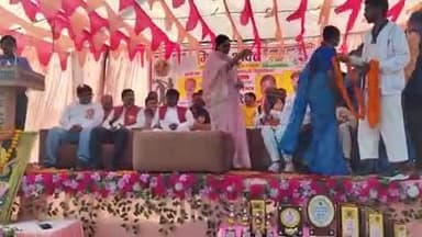 शोहरतगढ़: वीरेंद्र ग्रामीण स्टेडियम में मातृशक्ति आत्मरक्षा प्रशिक्षण कार्यक्रम का आयोजन किया गया