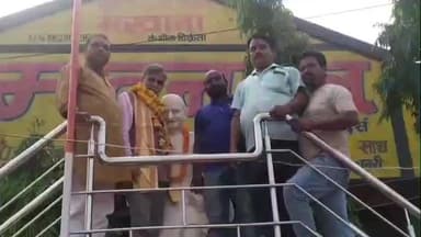 दरभंगा: टावर चौक पर जन सुराज प्रत्याशी आर.के. मिश्रा का अनशन शुरू, नगर थानाध्यक्ष पर कार्रवाई की मांग