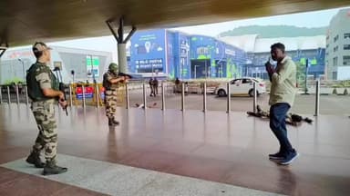 ஆலந்தூர்: டெல்லி செங்கோட்டை குண்டுவெடிப்பு எதிரொலி அக சென்னை விமான நிலையத்தில் நள்ளிரவு இரவு முதல் ஐந்து அடுக்கு பாதுகாப்பு அமைக்கப்பட்டுள்ளது