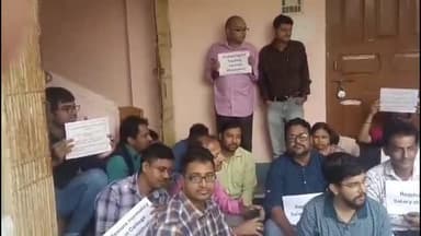 কেশপুর: বেতন না পাওয়ায় সুকুমার সেনগুপ্ত মহাবিদ্যালয়ের প্রিন্সিপালের রুমের সামনে অবস্থান বিক্ষোভ পার্শ্ব শিক্ষক ও শিক্ষিকাদের।