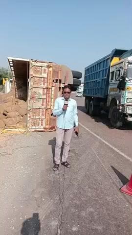रतनगढ़: रतनगढ में मेगा हाइवे पर ट्रक पलटने से एक व्यक्ति की मौत, एक गंभीर घायल हुआ
